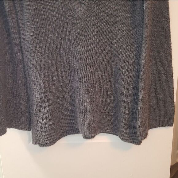 American Eagle Gray Bell Sleeve V-Neck Ribbed Sweater - Picture 4 of 10